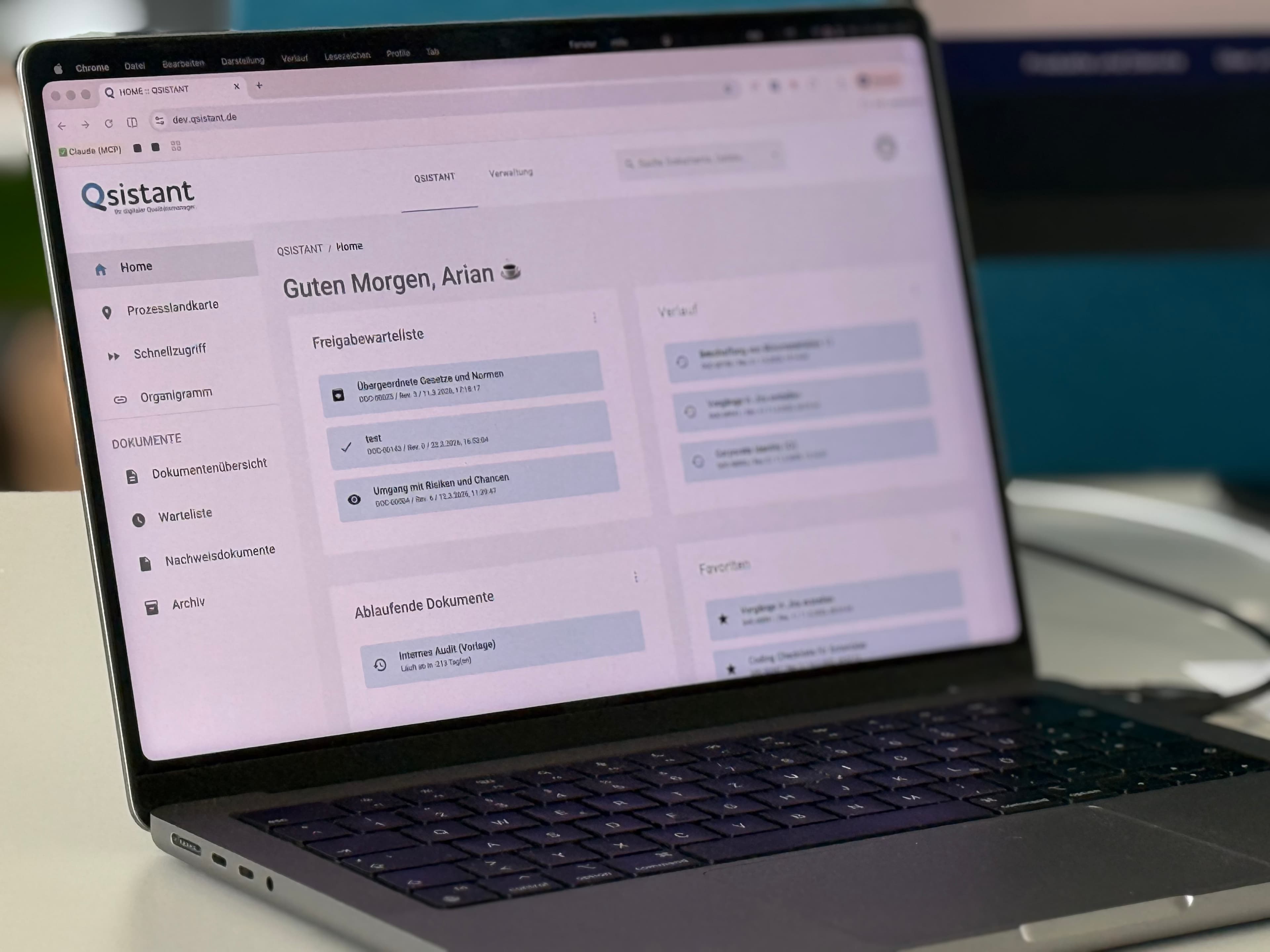 Qsistant QM-Software Dashboard auf Laptop — Prozesslandkarte, Nachweisdokumente und Freigaben